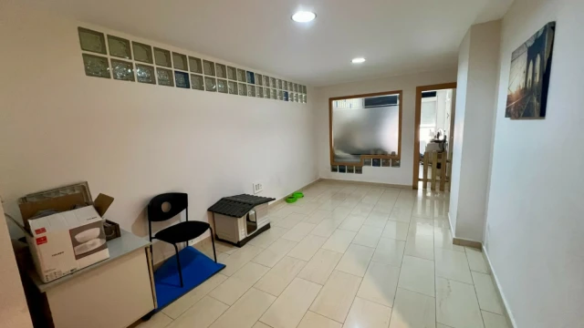 Отремонтированное коммерческое помещение  в городе Ориуэла