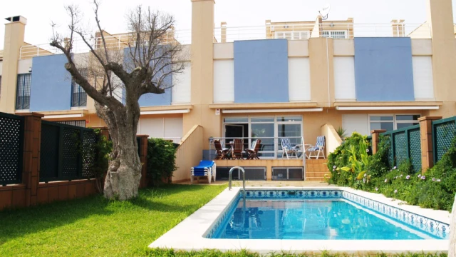 Смежная вилла на берегу Средиземного моря в городе Dehesa de Campoamor