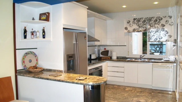 Смежная вилла на берегу Средиземного моря в городе Dehesa de Campoamor