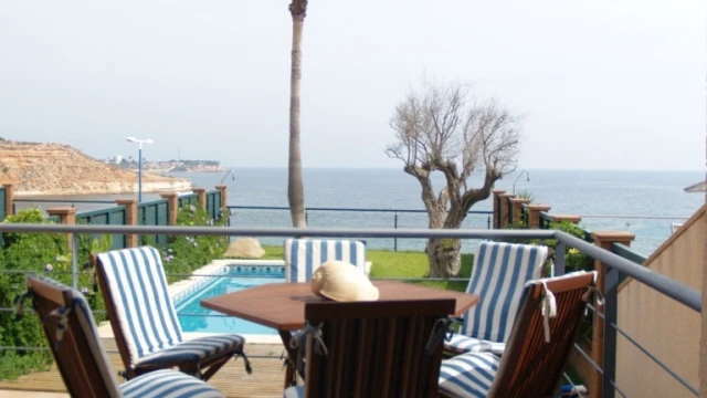 Смежная вилла на берегу Средиземного моря в городе Dehesa de Campoamor