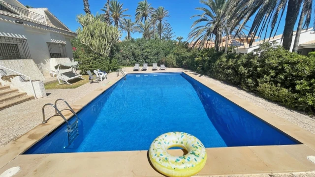 Вилла с садом и бассейном на второй линии моря в городе Кабо Роиг