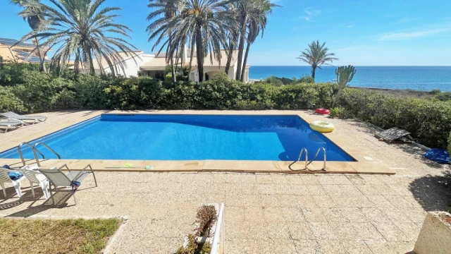 Вилла с садом и бассейном на второй линии моря в городе Кабо Роиг