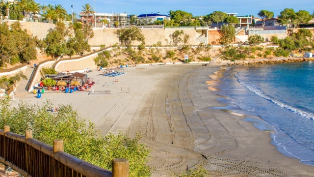 Угловой участок на второй линии моря в городе Кабо Роиг