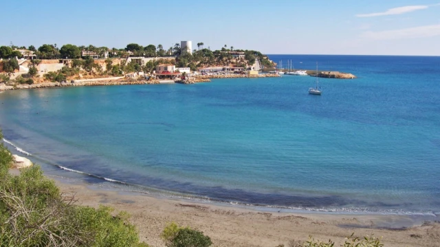 Угловой участок на второй линии моря в городе Кабо Роиг