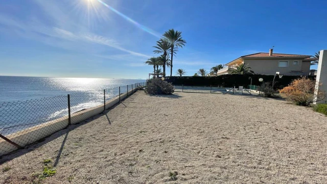 Удивительный участок на первой линии моря в городе Кабо Роиг