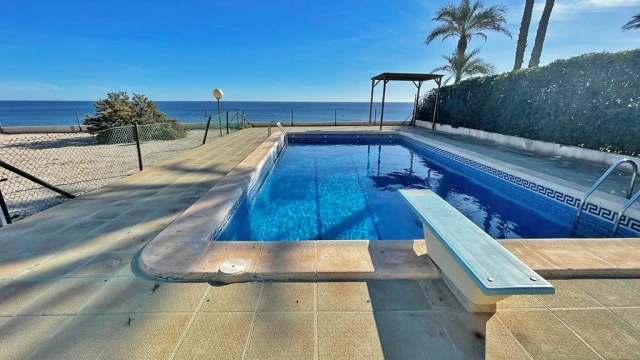 Удивительный участок на первой линии моря в городе Кабо Роиг