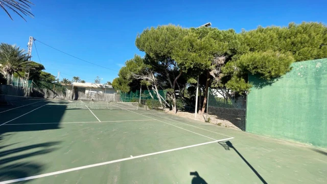 Удивительный участок на первой линии моря в городе Кабо Роиг