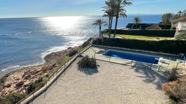 Удивительный участок на первой линии моря в городе Кабо Роиг