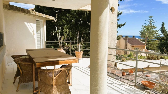 Дом в два этажа с видом на море в городе Деэса де Кампоамор