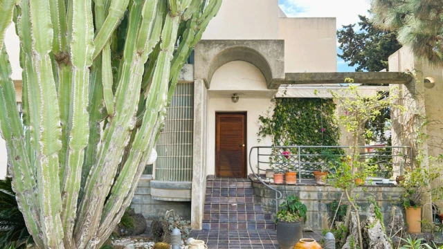 Дом в два этажа с видом на море в городе Деэса де Кампоамор