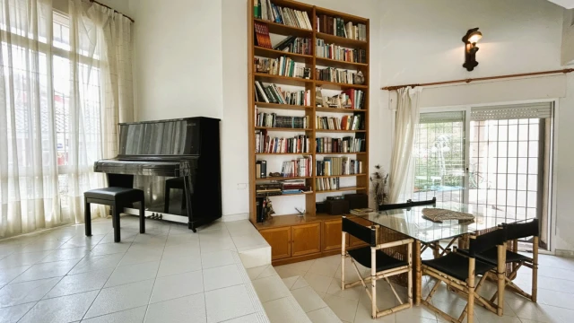 Дом в два этажа с видом на море в городе Деэса де Кампоамор