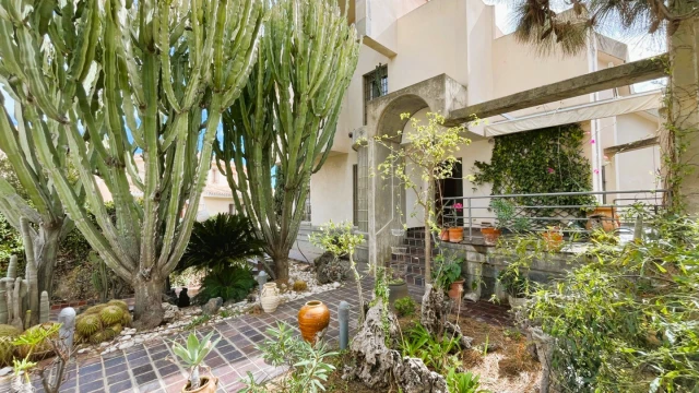 Дом в два этажа с видом на море в городе Деэса де Кампоамор