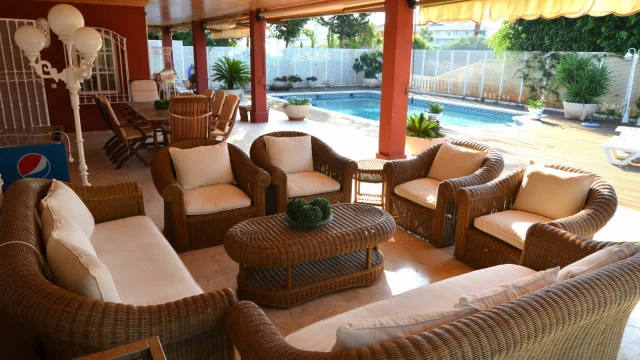 Великолепная вилла с бассейном  в городе Деэса де Кампоамор