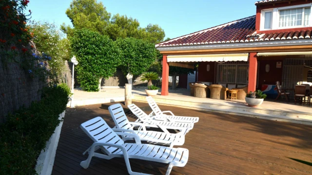 Великолепная вилла с бассейном  в городе Деэса де Кампоамор