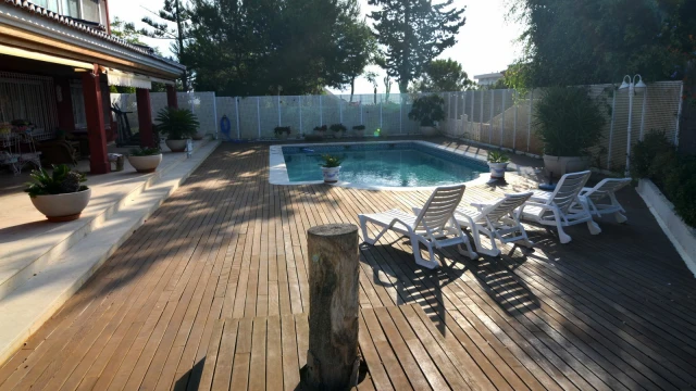 Великолепная вилла с бассейном  в городе Деэса де Кампоамор