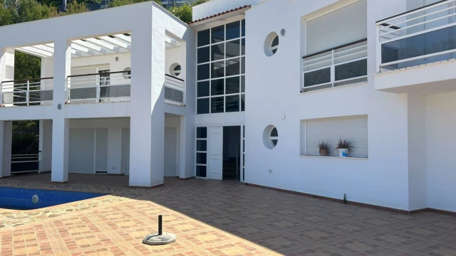 Dom z przepięknym widokiem na góry w mieście Altea