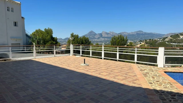 Dom z przepięknym widokiem na góry w mieście Altea