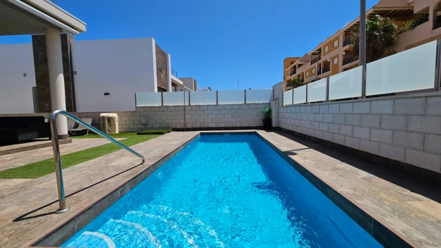 Отличная вилла в современном стиле в районе Вильямартин