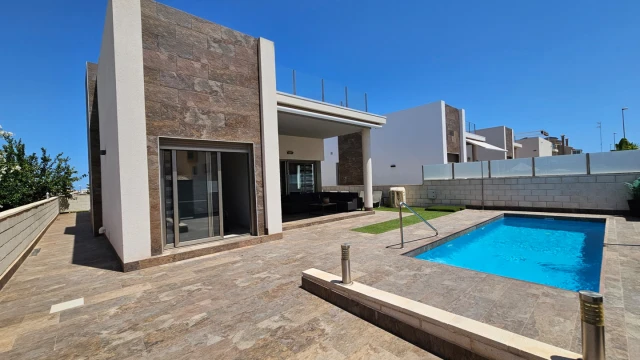 Отличная вилла в современном стиле в районе Вильямартин