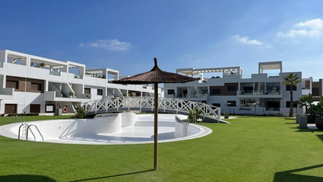 Комфортабельная вилла в два этажа в Лос Балконес, город Торревьеха