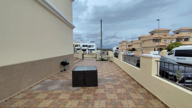 Угловой таунхаус в популярном районе Villamartin в Ориуэла Коста