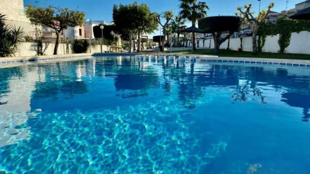 Угловой таунхаус в популярном районе Villamartin в Ориуэла Коста