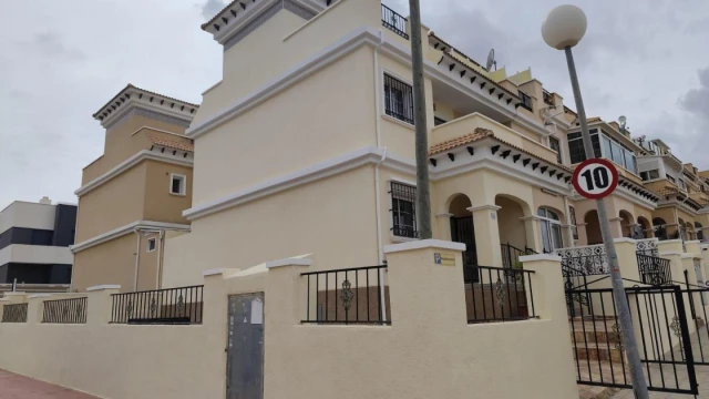 Угловой таунхаус в популярном районе Villamartin в Ориуэла Коста