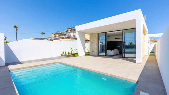 New villa by the lake in the city of Torrevieja