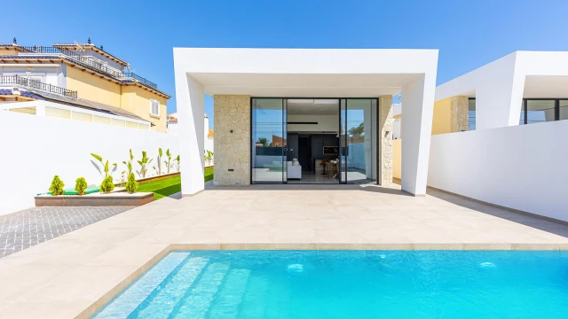 New villa by the lake in the city of Torrevieja