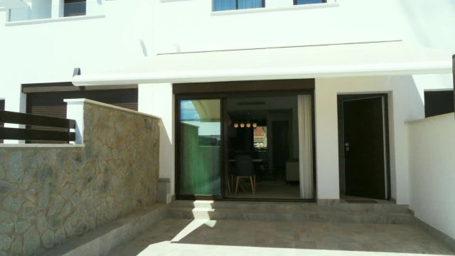 Dúplex con jardín propio de estilo moderno en Pilar de la Horadada.