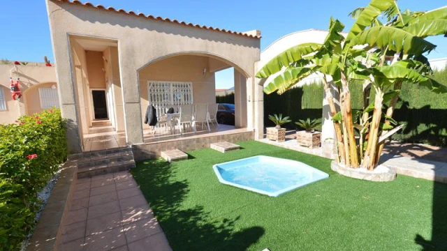 Una villa independiente en la urbanización Los Balcones de Torrevieja