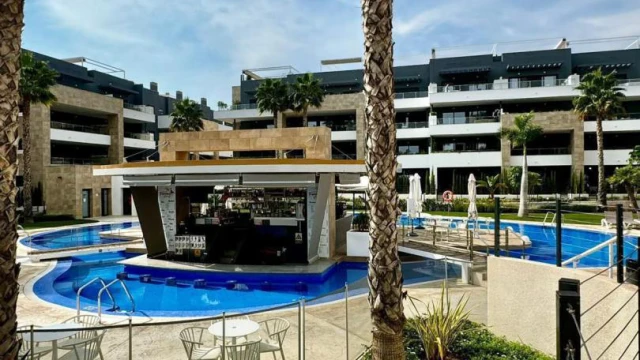 Простоная квартира с тремя спальнями в Ориуэла Коста