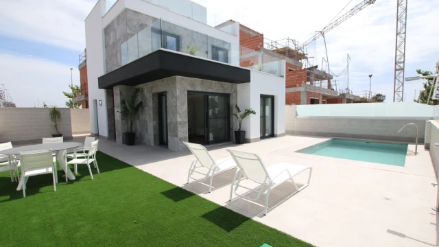 Новая вилла у моря в жилом комплексе в Pilar de la Horadada