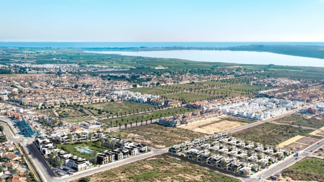 Новое бунгало с солярием в городе Сьюдад Кесада