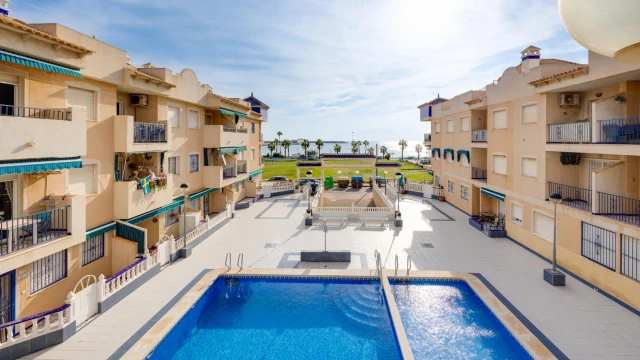 Квартира с тремя спальнями возле пляжа в городе Торревьеха