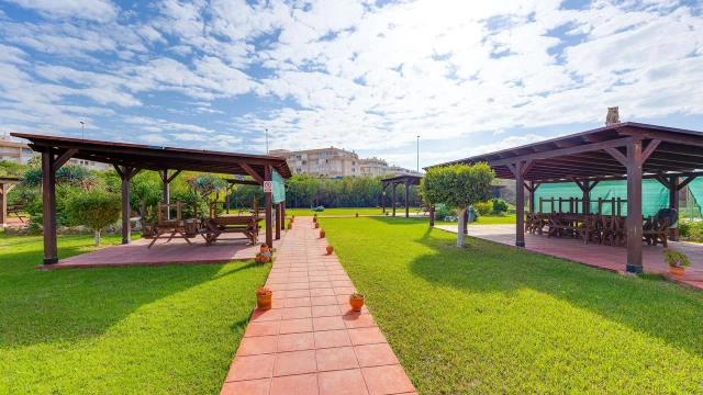 Отремонтированная вилла с бассейном теннисным кортом и частной парковкой