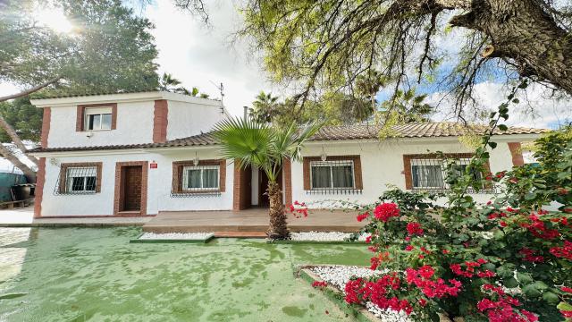 Потрясающая Вилла с 5 Спальнями и Частным Бассейном