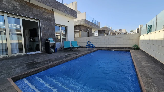 Современная вилла с частным бассейном в Residential Pink Paradise