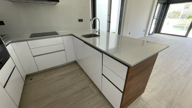 Побережье Элегантность Роскошная 3комнатная квартира с бассейном и гаражом