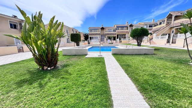 Очаровательная Квартира на Верхнем Этаже с Видом на Гольфполе