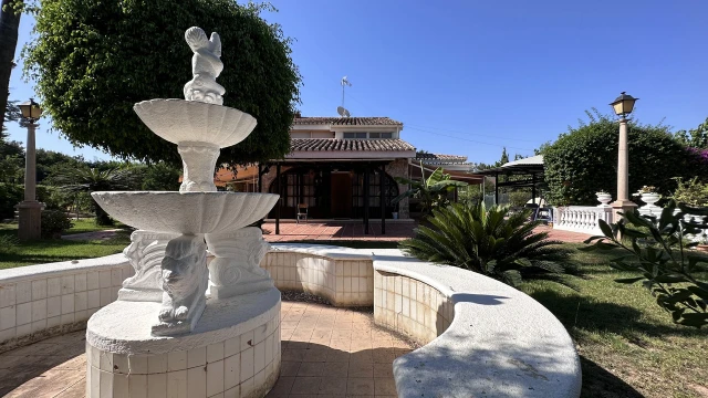 Роскошная Вилла с Террасами Бассейном и Садом