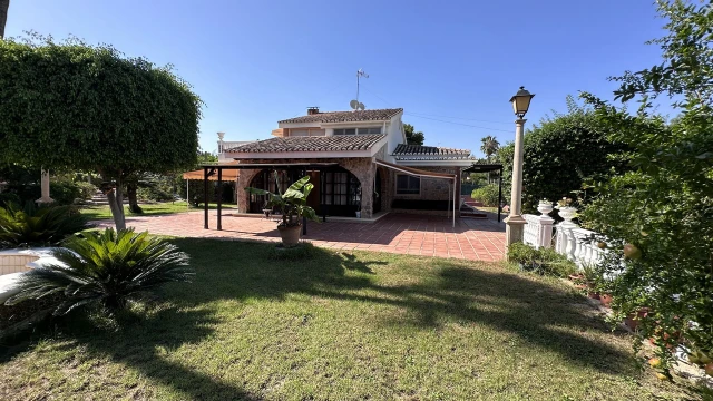 Роскошная Вилла с Террасами Бассейном и Садом