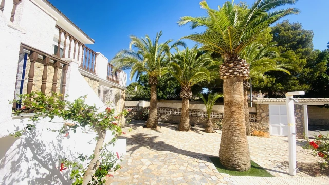 Потрясающая вилла недалеко от Средиземного моря с огромным садом и бассейном