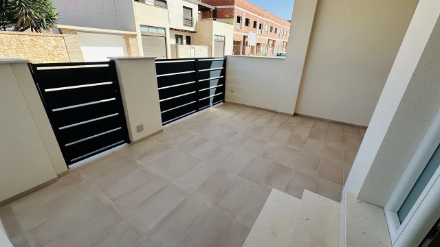 Современная вилла с бассейном недалеко от центра ПиларделаОрадада