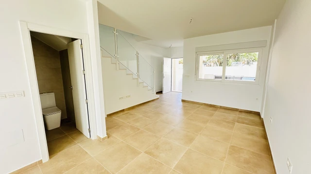 Современная вилла с бассейном недалеко от центра ПиларделаОрадада