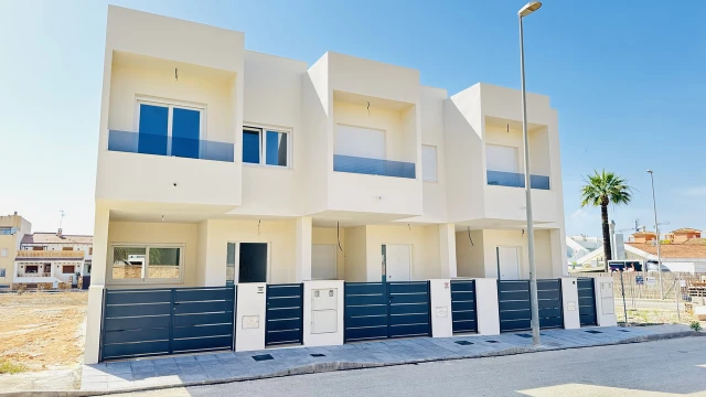 Современная вилла с бассейном недалеко от центра ПиларделаОрадада