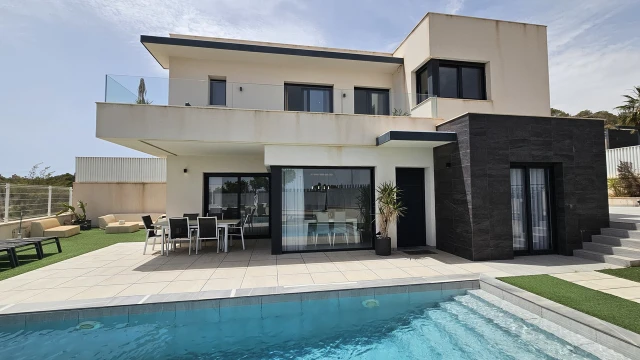 Роскошная вилла с видом на озеро и бассейн