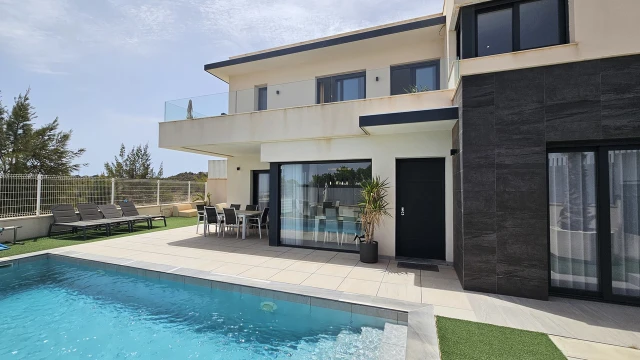 Роскошная вилла с видом на озеро и бассейн