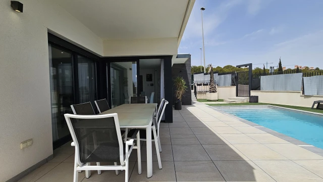 Роскошная вилла с видом на озеро и бассейн