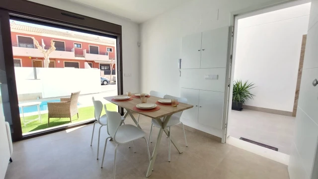 Современная вилла с 3 спальнями и частным бассейном недалеко от пляжа МарМенор